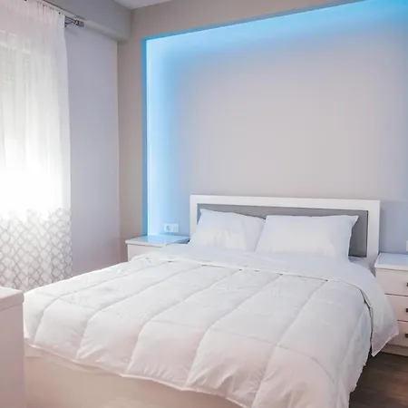 Lovely With Balcony In The City Center Apartment *