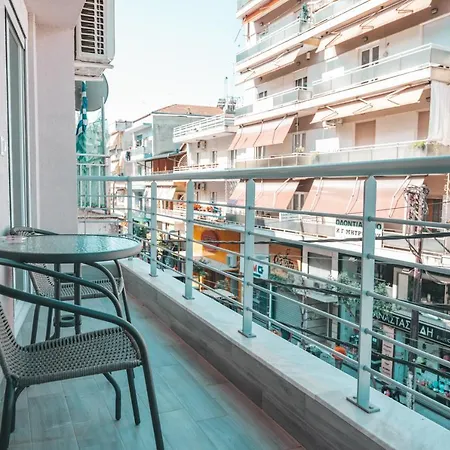 Lovely With Balcony In The Center *